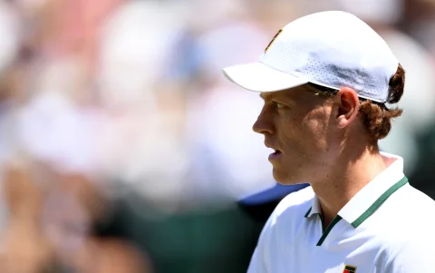 El italiano Jannik Sinner, vigente campeón, en su partido de cuartos de final de Wimbledon, Londres. Reino Unido.