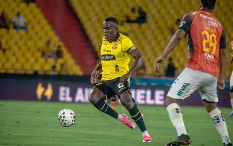 Jugador de Barcelona SC jugando un partido ante Deportivo cuenca