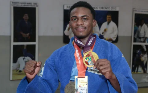 Jonathan Benavides exhibe las medallas que conquistó en el Open Panamericano de Buenos Aires.