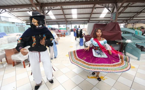 Niños y jóvenes lideran el relevo cultural, cuidando cada detalle para representar con orgullo a personajes tradicionales de Tumbaco.