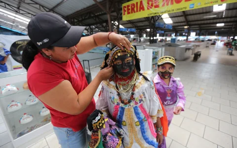 Niños y jóvenes se involucran en la preparación de la Gran Toma Cultural de Tumbaco.
