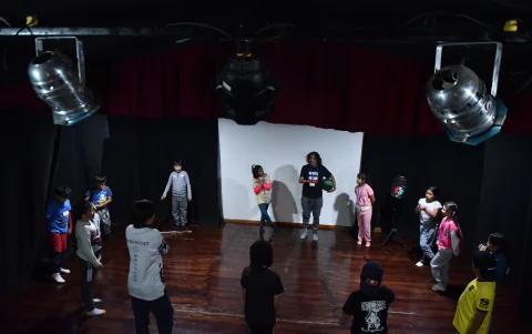 El centro cultural tiene una sala de teatro con capacidad para 60 personas.
