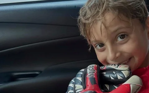 Equipos de rescate localizaron al niño entre los escombros de un edificio colapsado.