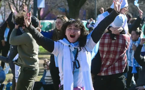 Aficionados de Argentina celebran al finalizar un partido del Mundial de la FIFA 2026 entre Argentina y Egipto.