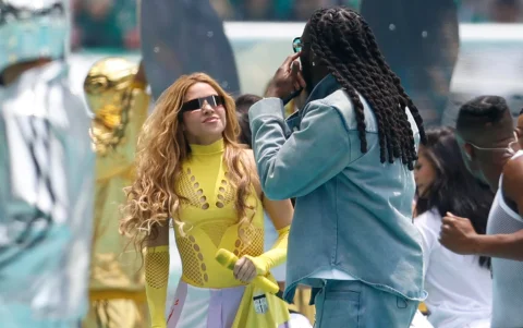 La cantante colombiana Shakira (i) y el nigeriano Burna Boy se presentan en la inauguración del Mundial de la FIFA 2026.