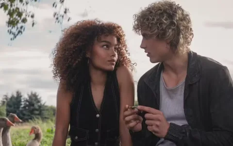 Haymitch de 16 años (Joseph Zada) junto a su novia Lenore Dove Baird (Whitney Peak)