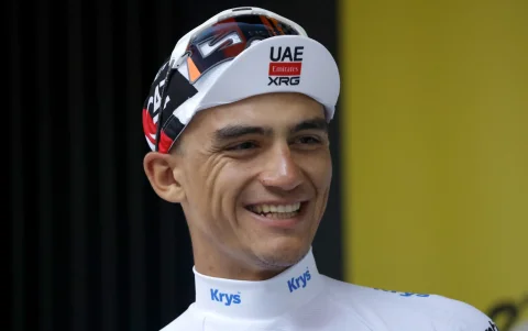 El ciclista mexicano Isaac del Toro, del UAE Team Emirates XRG, celebra en el podio con el maillot blanco al mejor joven tras la sexta etapa del Tour de Francia.