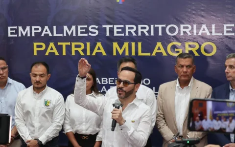 El presidente electo, Abelardo de la Espriella (c), habla durante una reunión con integrantes de su gabinete de Gobierno, donde prometió descentralizar el poder. Cúcuta (Colombia).