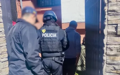 Cinco adultos fueron detenidos y un adolescente aislado durante el operativo policial del 9 de julio por el asesinato del gerente financiero universitario.