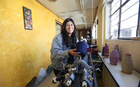 En su taller del barrio San Juan, Runawana convierte más de 30 años de conocimiento artesanal en prendas con identidad quiteña y diseño sostenible.