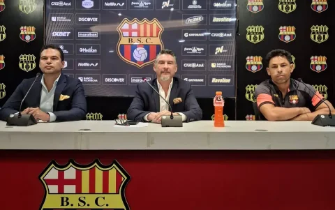 Galo Roggiero junto al presidente subrogante de Barcelona, Miguel Montalvo y Matías Oyola.