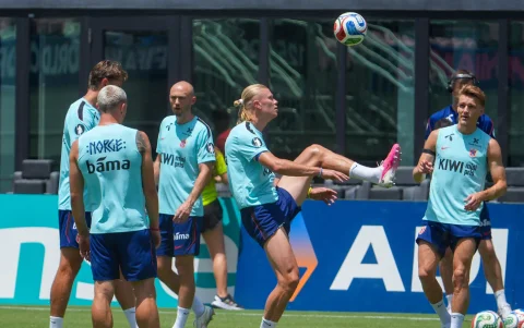 Erling Haaland (2-d) de Noruega entrena este jueves, en el estadio Chase en Miami (EE.UU.).
