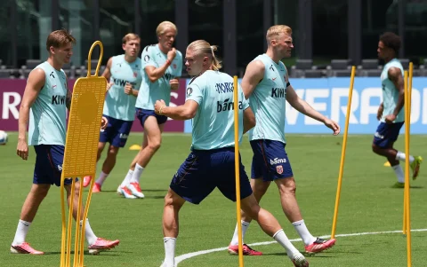 Erling Haaland (c) entrena este jueves, en el estadio Chase en Miami (EE.UU.).