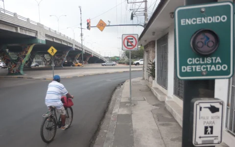 Sobre la avenida Barcelona, al llegar a la intersección con la avenida Velasco Ibarra, están algunos de los semáforos que se colocaron como parte de la ciclovía.
