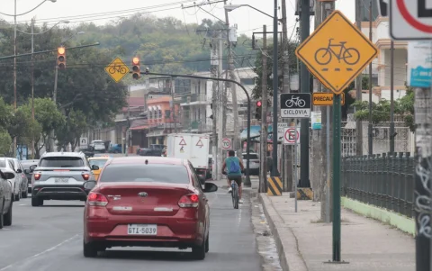 El tramo de ciclovía que quedó sobre la avenida Velasco Ibarra es invadido por conductores pese a que hay biciusuarios circulando por el carril exclusivo.