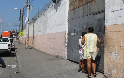 Padres de familia acudieron hasta la institución para retirar a sus hijos.