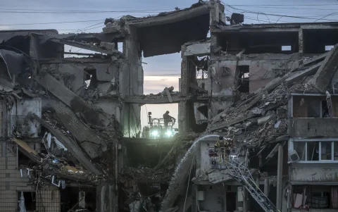 Rescatistas ucranianos trabajan en el lugar de un ataque con misiles rusos contra un edificio residencial de nueve pisos en Kiev, el lunes 6 de julio.
