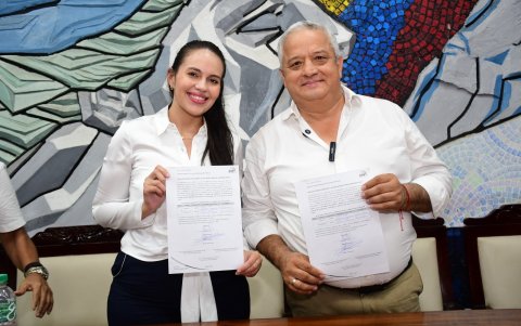 Marcos Zambrano y Gema Verduga muestran la documentación que avala la inscripción de la precandidatura