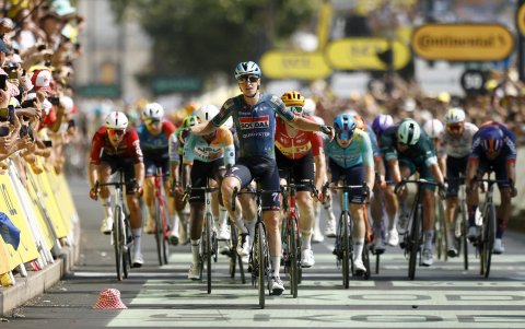 El ciclista belga Tim Merlier, del equipo Soudal Quick-Step, celebra su victoria en la séptima etapa del Tour 2026 que se ha disputado entre Hagetmau y Burdeos, Francia.