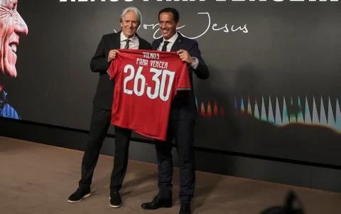 Jorge Jesus (izq.), en su presentación como DT de Portugal.