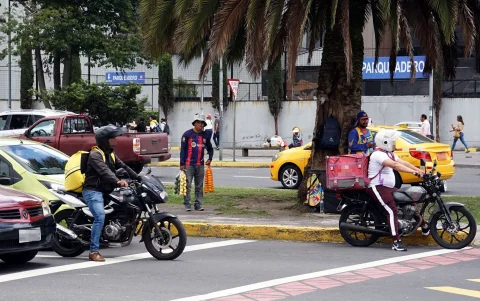 Autoridades municipales y empresas de delivery trabajan en protocolos de seguridad para proteger a más de 10.000 repartidores en Quito.