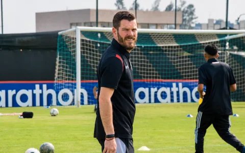 Juan Jose Garay dirigiedo a un equipo en una sesion de entrenamiento.