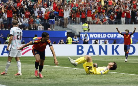 Mikel Merino, de España, anota un gol este 10 de julio, en un partido de cuartos de final del Mundial de la FIFA 2026 entre España y Bélgica.