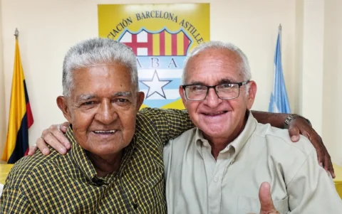 Washington Muñoz junto al periodista Antonio Ubilla en un encuentro vinculado al fútbol ecuatoriano.