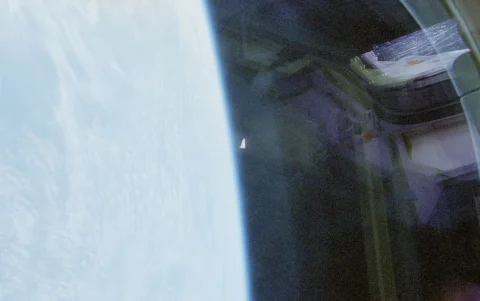 La misión STS-80 del transbordador Columbia registró un objeto no identificado en órbita terrestre en 1996.