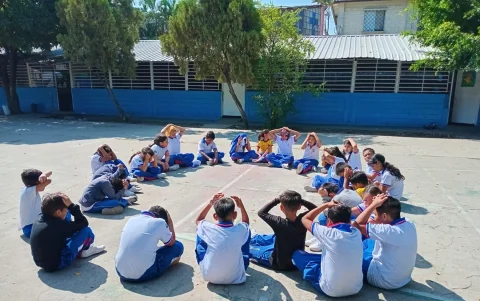 Los alumnos de una escuela fiscal de la provincia del Guayas fueron evacuados al patio del plantel, como parte de los ejercicios de prevención de riesgos.