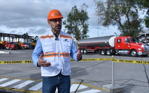 Eduardo Racines, viceministro de Hidrocarburos, visitó la terminal de despacho El Beaterio, en Quito.
