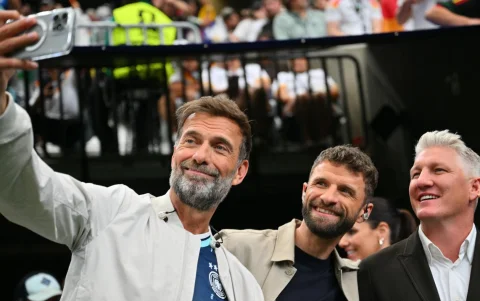 El entrenador Jurgen Klopp (izq.), junto a las glorias del fútbol alemán Thomas Muller y Bastian Schweinsteiger.