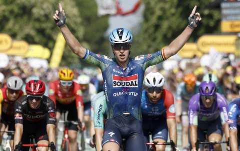 El cicista belga Tim Merlier, del equipo Soudal Quick-Step, celebra la victoria en la octava del Tour de Francia 2026.