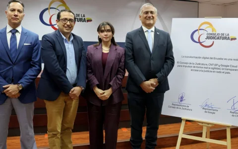 La presidenta de la Judicatura, Mercedes Caicedo; Ronald Spina, gerente general de CNT; y Raúl Rodríguez, representante de Google, durante la firma del convenio.