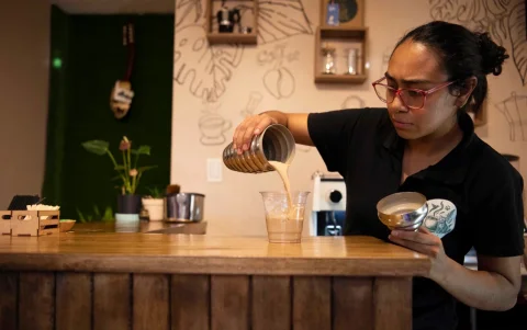 Las llamadas coffee parties -también conocidas como coffee raves- trasladan el ambiente festivo a horarios que van desde la mañana hasta el atardecer.