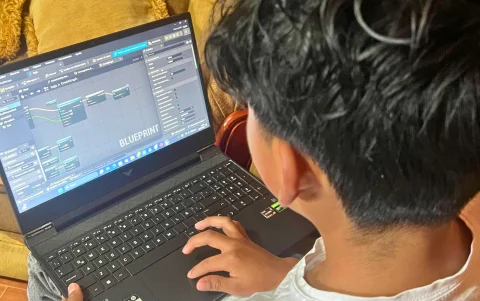 Dilan Chacha trabajando en el desarrollo del videojuego.
