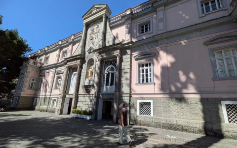 El palacio de la Circasiana está ubicado en las avenidas Colón y 10 de Agosto. Conserva su valor patrimonial histórico.