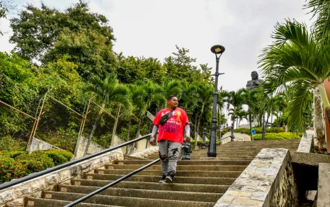 Las escalinatas del cerro del Carmen, en el centro de Guayaquil, conducen al monumento al Corazón de Jesús.