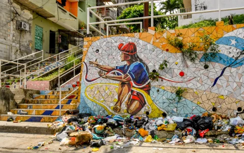 Así están los bajos de las escalinatas en Mapasingue Este, en el norte de Guayaquil.