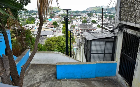 En las escalinatas de Lomas de Urdesa hay suciedad, desechos y sus moradores dicen que falta mejorar la iluminación.