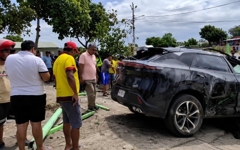 El carro accidentado viajaba en la ruta Santa Elena - Guayaquil
