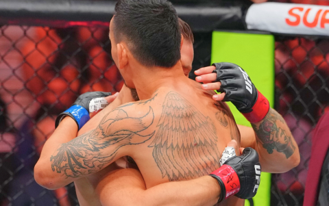 Conor McGregor y Max Holloway tras la pelea del 11 de julio.