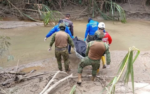 Los uniformados militares retiran de la zona afectada al cuerpo hallado en medio del lodo dejado por el deslave en Zamora Chinchipe.