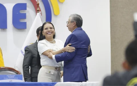 Diana Atamaint renunció un mes después de que una nueva mayoría la removiera del cargo y designe a José Cabrera (d) como nuevo presidente del CNE.