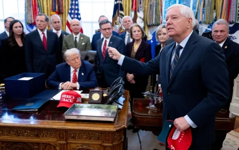 En febrero de 2026, el senador estadounidense Lindsey Graham (d) conversó con la prensa junto al presidente Donald Trump, rodeado de miembros del Congreso.