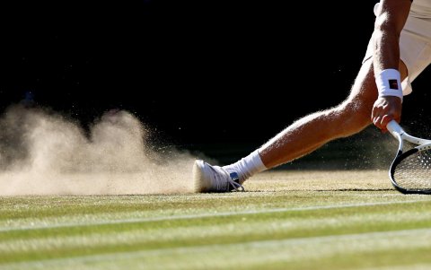 El italiano Jannik Sinner intenta llegar a una pelota durante el encuntro ante el alemán Alexander Zverev.