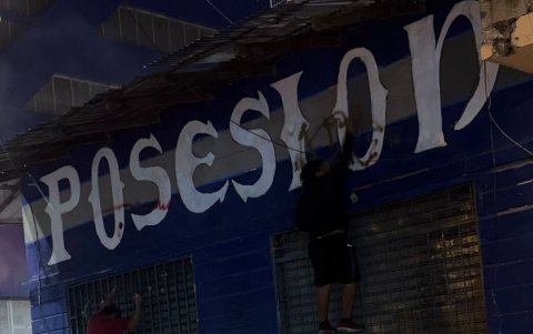 Hinchas manchas banderas y paredes alineadas al Emelec.