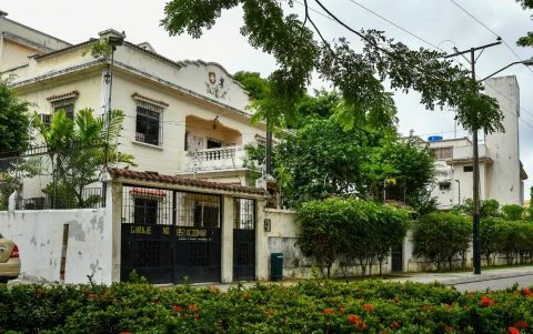 Algunas propiedades del Barrio Centenario lucen deterioradas.