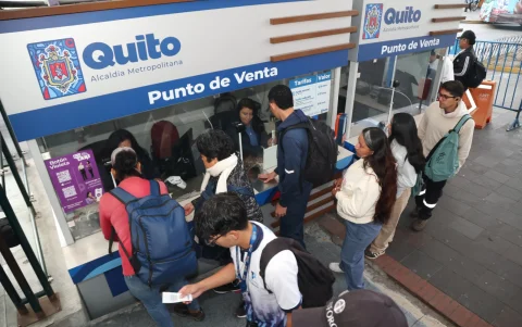 Debido a las filas que se forman, los usuarios prefieren cancelar con efectivo.