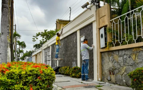 Algunas viviendas del Barrio Centenario reciben mantenimiento, lo que aporta al ornato.
